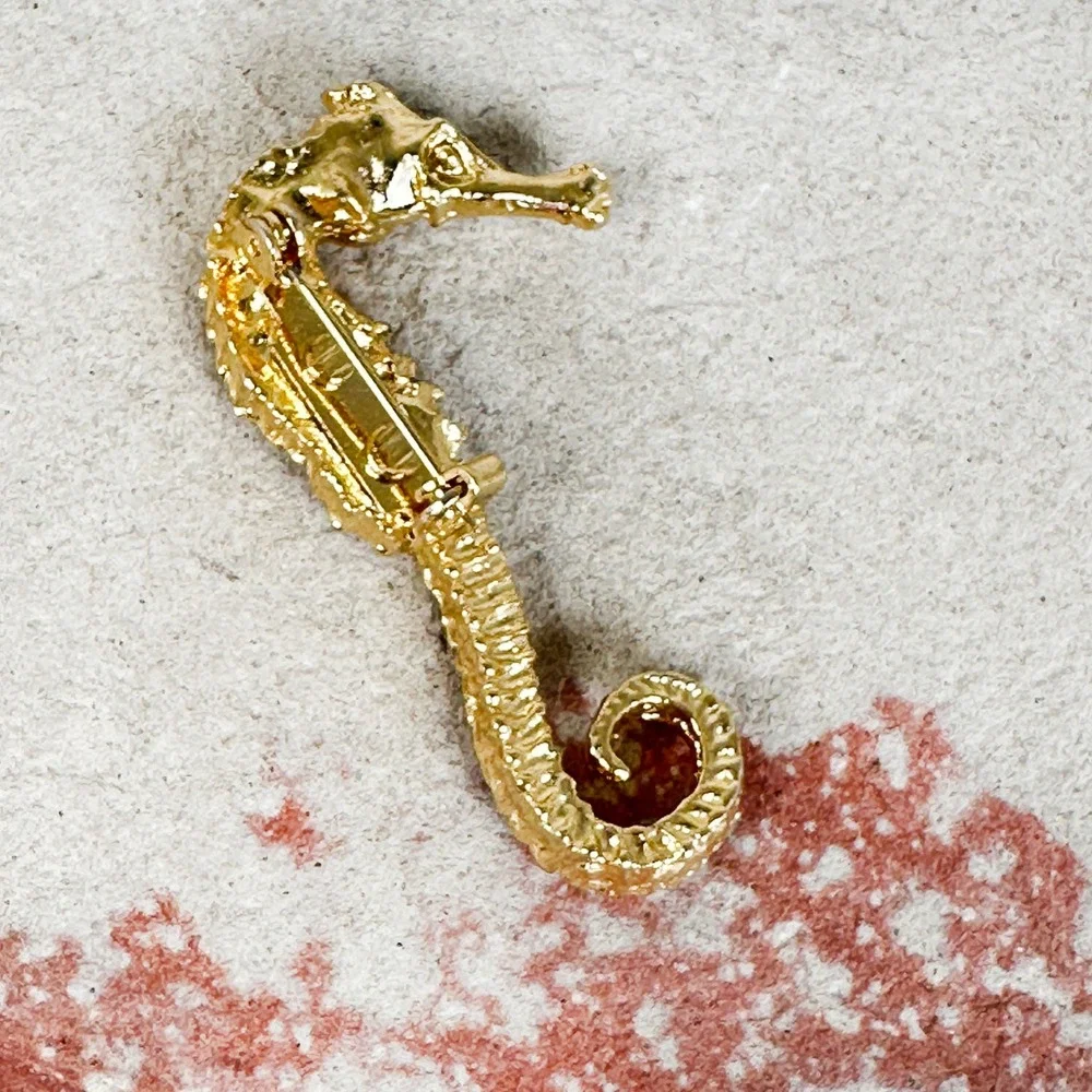 Vintage Unsigned‎ Gold Tone Textured Seahorse Brooch Green Rhinestone Eye